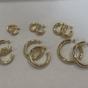 MEDIUM CHUNKY HOOP EARRING